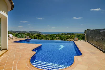 Küstenvilla mit Pool
