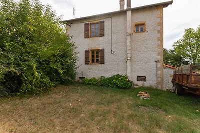 Charming Cottage in Bourg-le-Comte near Lake