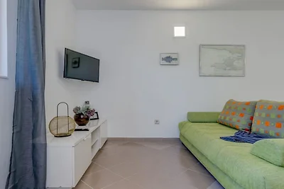 Seaside Getaway Holiday Home with Patio Slati...