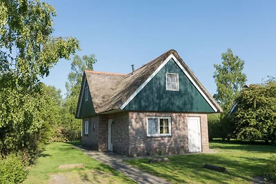 Strohgedeckte Villa mit Geschirrspüler in ein...