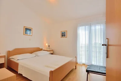 Geräumiges Ferienhaus in Bibinje mit Garten