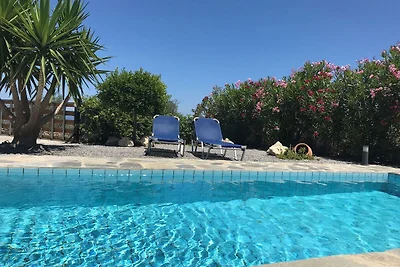 Villa con piscina e ombrellone a Kirianna
