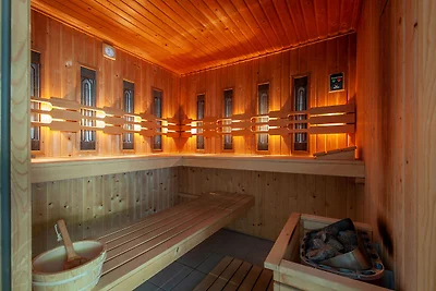 Wellnessvilla mit privatem Innenpool in einem...