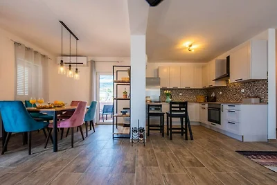 Charming and Tranquil Kastel Gomilica Apartme...