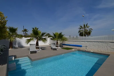 Moderne Villa mit privatem Pool