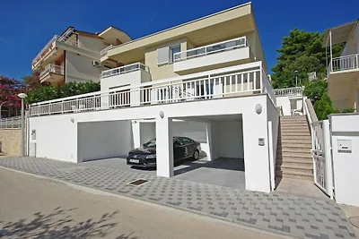 Wohnung in Podaca mit Schwimmbecken