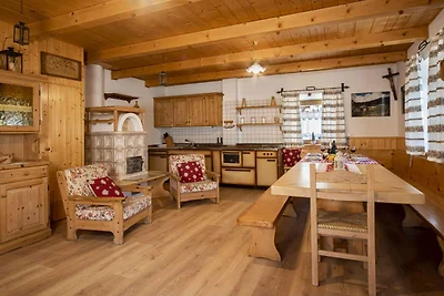 Accogliente baita in montagna con balcone