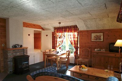 Gemütliches Bauernhaus mit Whirlpool im Wald