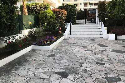 Designstudio mit Terrasse und Strand