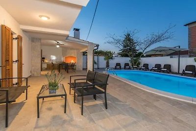 Villa in Polje mit Schwimmbecken