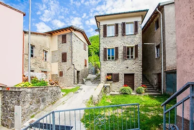 Casa toscana costruita sulla collina
