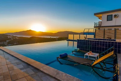 Villa in Kalkan mit Schwimmbecken