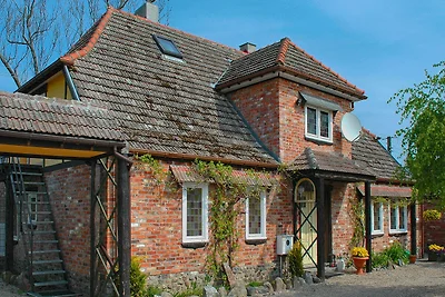 Backsteinhaus mit Garten und Spielplatz