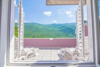 Bellezza della natura con piscina e...