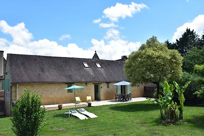 Stenen huis met gemeenschappelijk zwembad