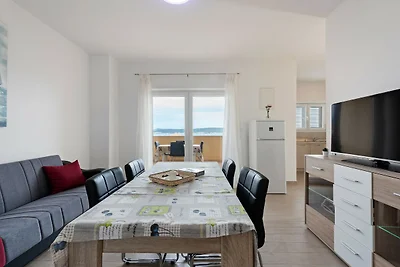 Simplistic Apartment in Neviđane mit Balkon
