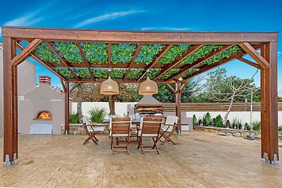 Villa with Pool in Gerani