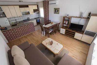 Wohnung in Starigrad Paklenica mit Terrasse