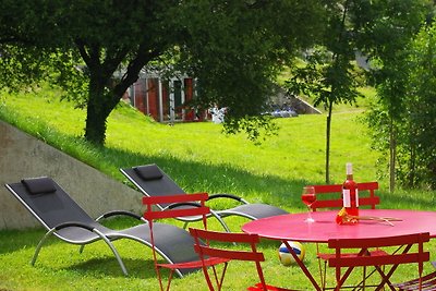 Modernes Ferienhaus in einer hügeligen Landsc...