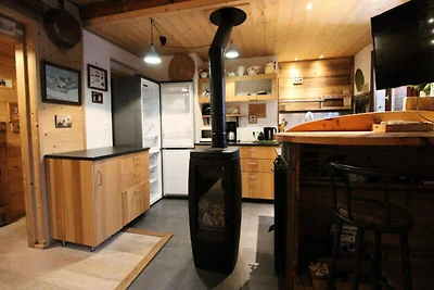 Traditionelles Chalet mit Holzdekor, sehr war...