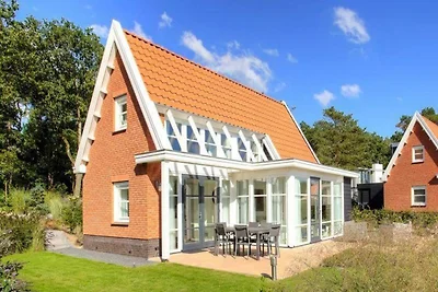Villa am Wasser mit Seeblick