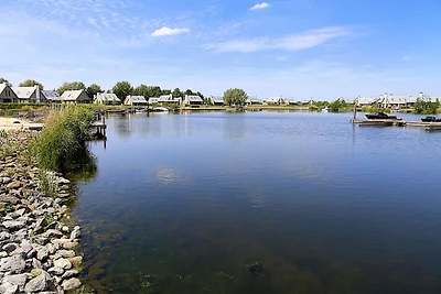 Moderno lodge sull'acqua in un parco...