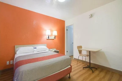 1 Queensize Bed | Ns | Micfridge