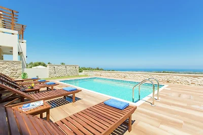 Villa auf Kreta mit Pool und Bergblick