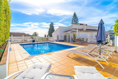 Luxusvilla mit Whirlpool und Meerblick