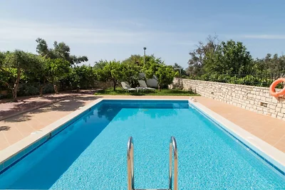 Villa in Margarites mit Pool und Bergblick