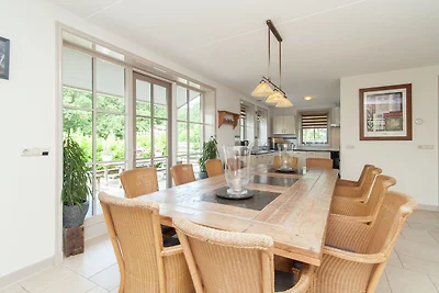Modernes Ferienhaus mit Whirlpool in...