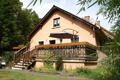 Ferienhaus mit Garten in der Nähe eines Sees