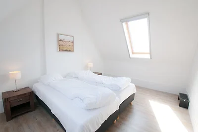 Moderne Lodge am Wasser in einem Nationalpark