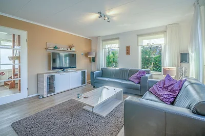 Charmante Villa mit großem Garten am Wasser