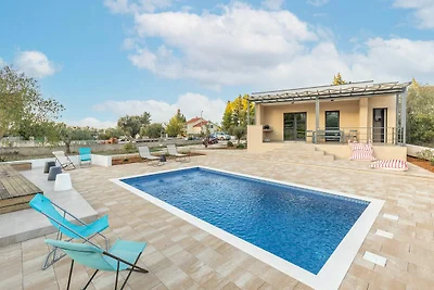 Ferienhaus in Bilice mit Pool