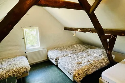 Bauernhaus in der Nähe des Waldes in...