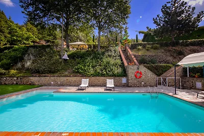 Verlockendes Ferienhaus in Cortona mit Pool