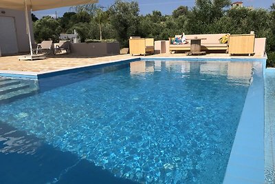 Luxuriöse Villa mit Swimmingpool in Kamaria...