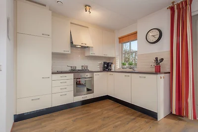 Strohgedeckte Villa mit 2 Bädern, 2 km von...