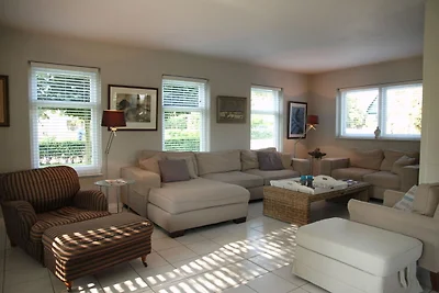 Moderne Villa mit Garten in Groet