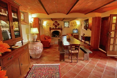 Villa rustica circondata da campi di girasoli