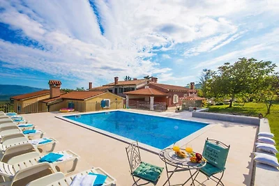 Vakantiehuis in Pićan met zwembad