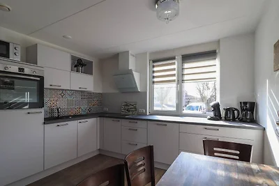 Komfortabler Deluxe-Bungalow am Wasser