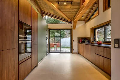 Quality Chalet with pastries & housekeeping...