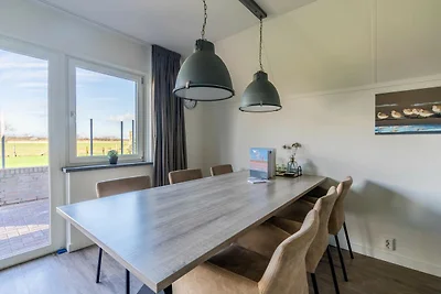 Smaakvol en modern ingerichte 6 persoons...