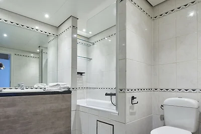 Moderne Suite mit Kombimikrowelle in der Nähe...