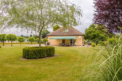 Casa con piscina nel parco di un castello