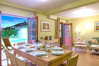 Charming villa with spacious rooms and privat...
