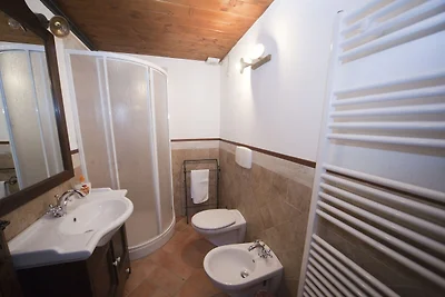 Palazzo moderno a Montefiascone con vasca...