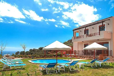 Invitante villa a Triopetra con piscina